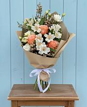 Букет цветов из:  Альстромерии, Лизиантусы, Розы и Хризантемы в Отказном