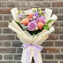 Букет цветов из:  Лизиантусы и Розы в Отказном