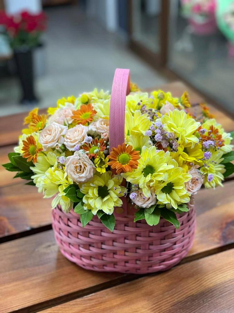 Цветочная композиция из Хризантемы и Розы в корзине в Отказном