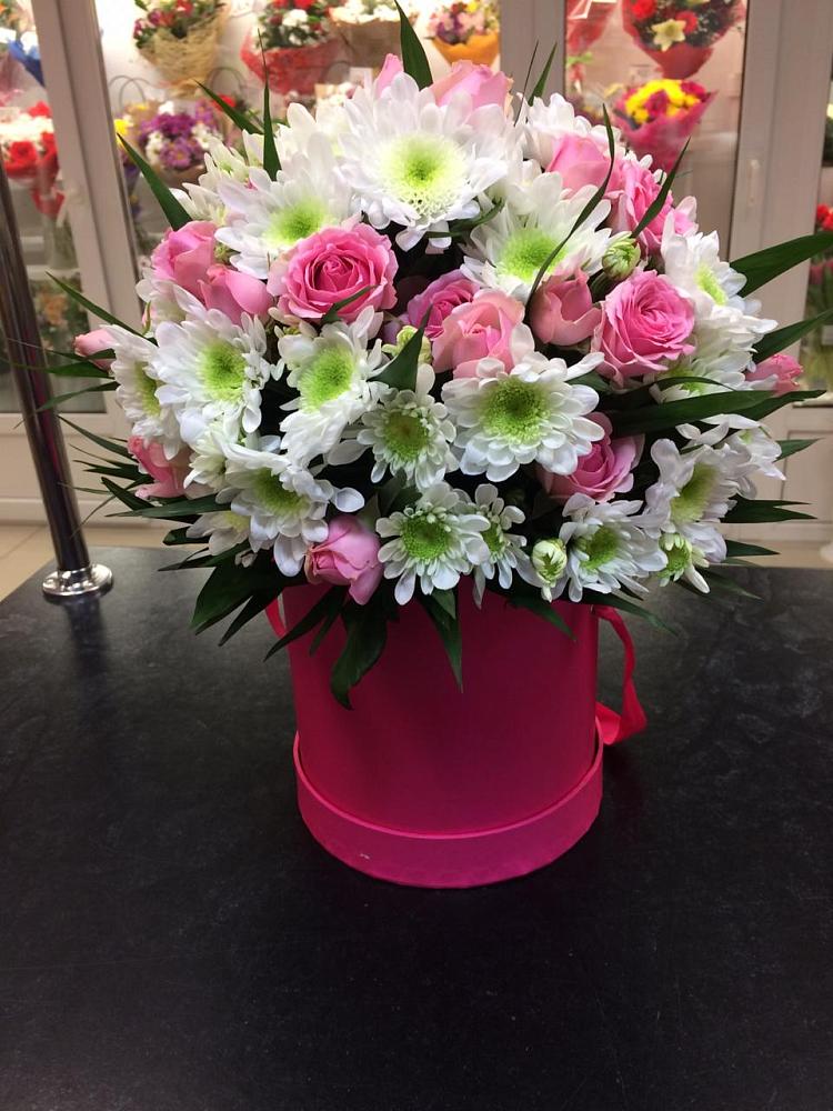 Цветочная композиция из Розы и Хризантемы в шляпной коробке в Отказном