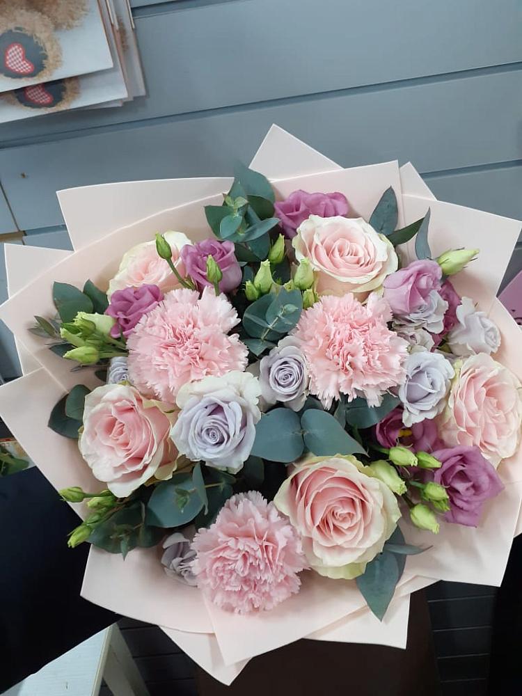 Букет цветов из: Розы, Гвоздики и Лизиантусы в Отказном